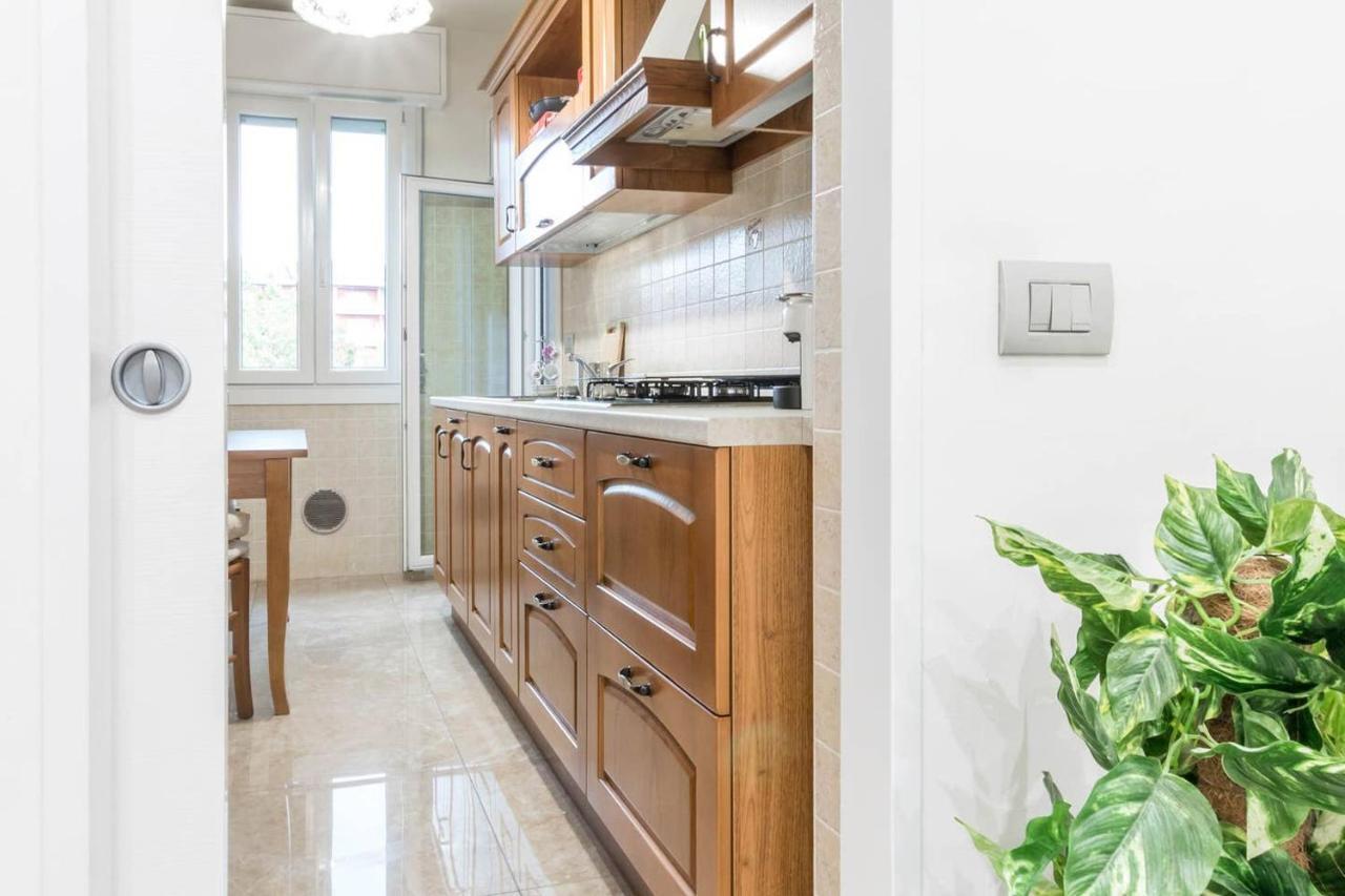 Altido Lovely Apt For 6 Located In Vibrant Gallaratese Milão Exterior foto